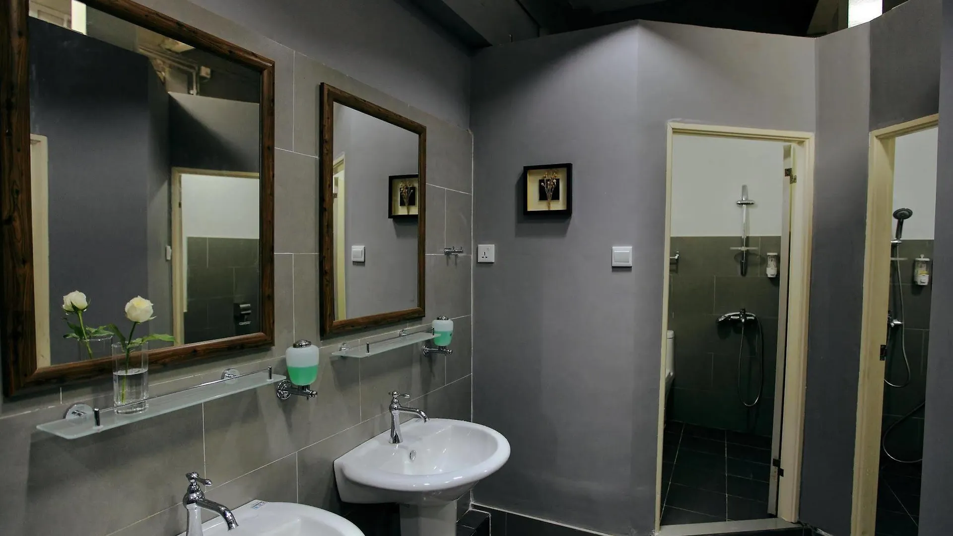 Four Rivers Youth Hostel Янгон Мьянма